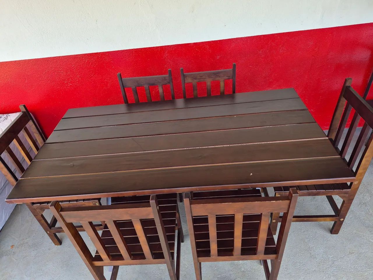 Mesa 1,60x0,84 com 6 cadeiras em madeira maciça  - Foto 2