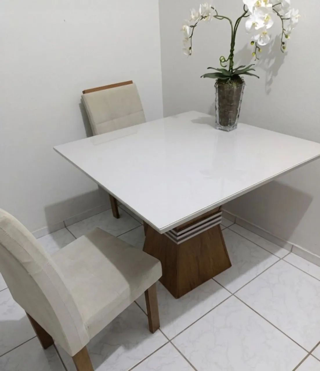 Mesa com tampão de  vidro 4 lugares