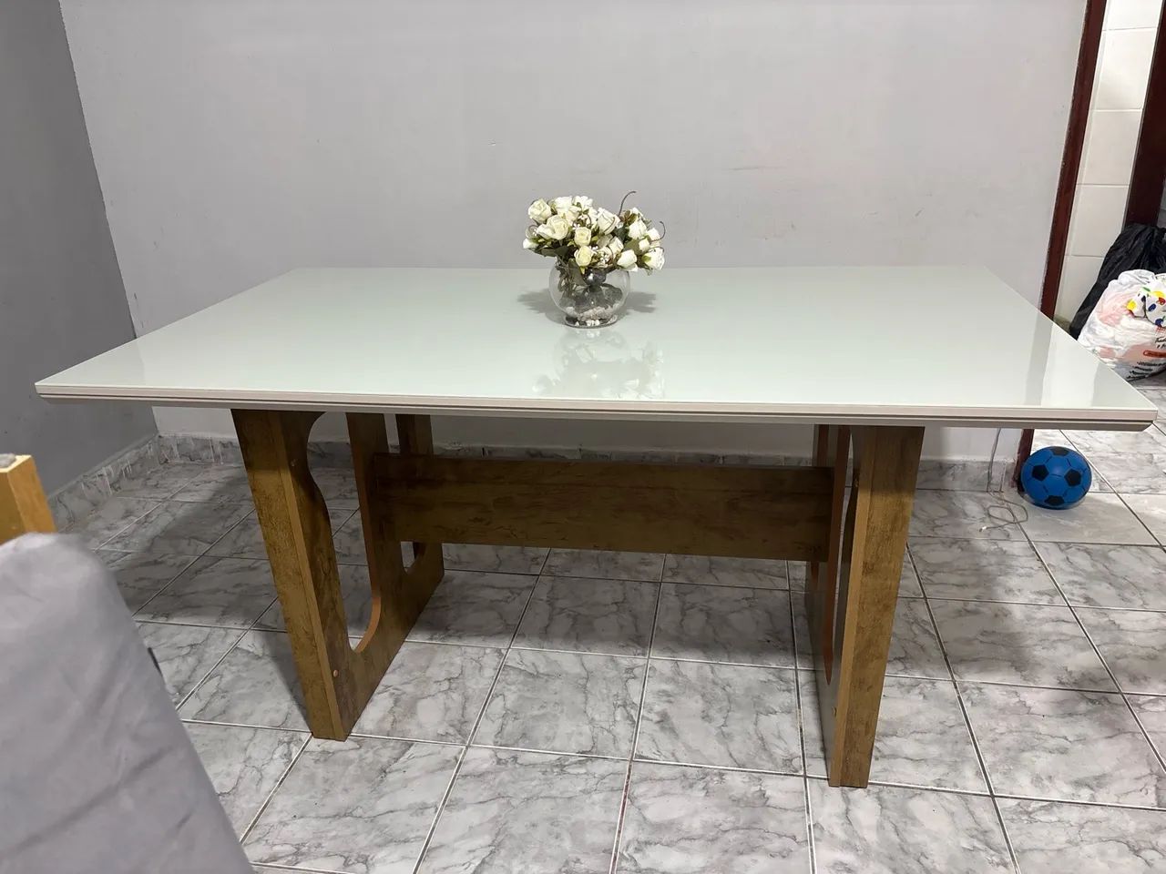 Mesa de madeira com tampo de vidro 