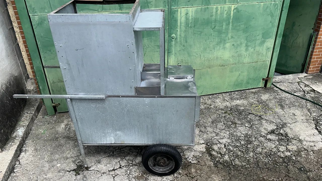 Carrinho de espetinhos em ótimo estado 