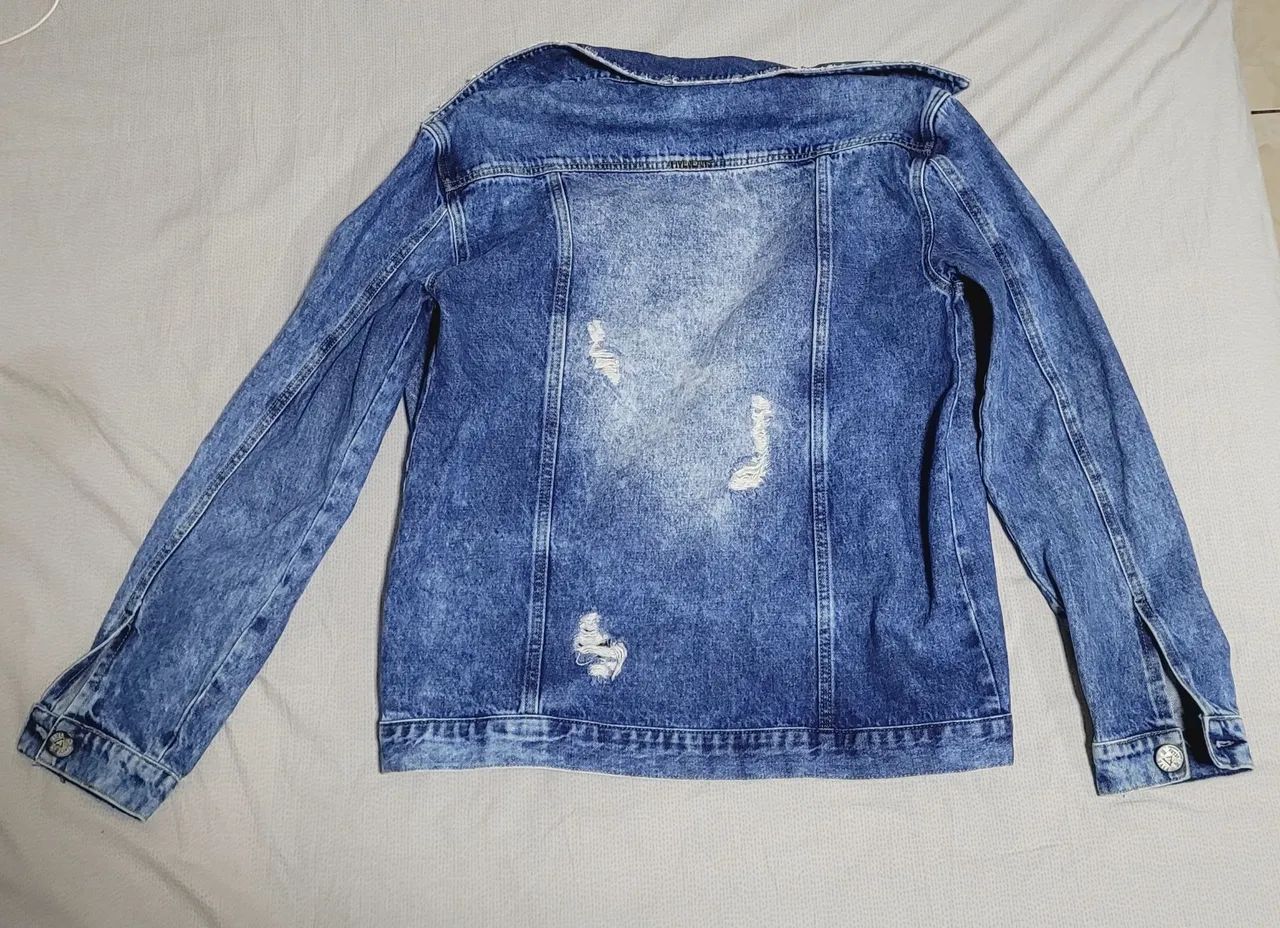 JAQUETA JEANS AZUL SEMI NOVA  - Foto 2