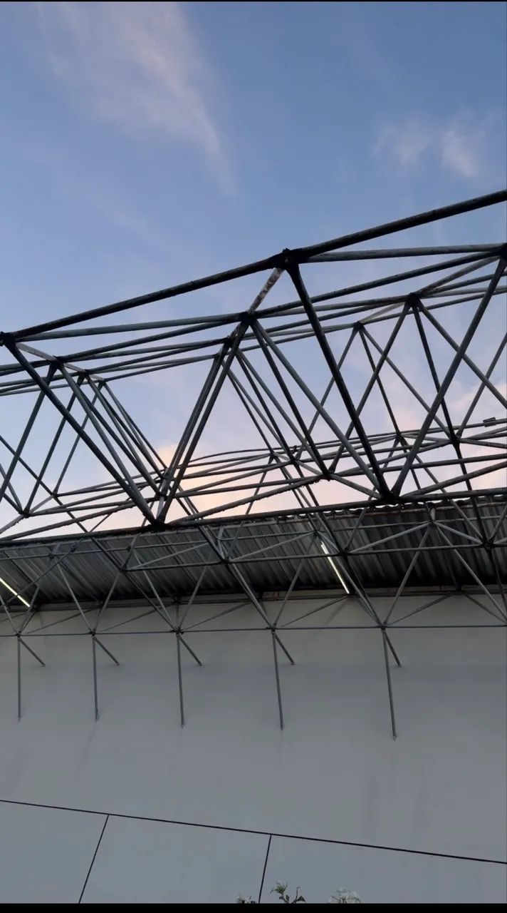 Vendo gradil e estruturas e escada 