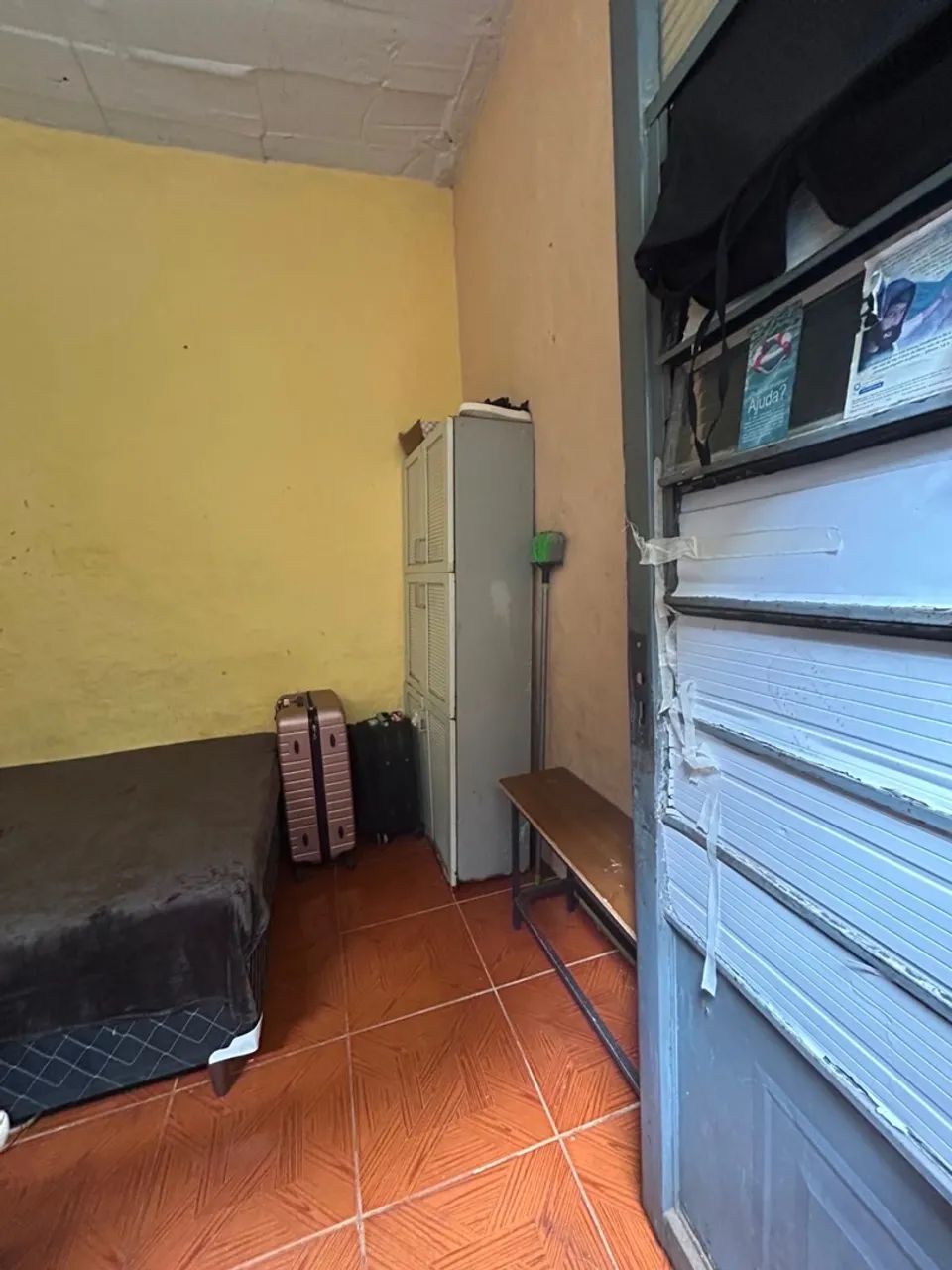 Alugo quartos centro 