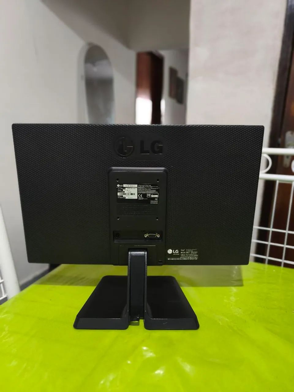 Monitor LG HD (não é Full HD)com adaptador VGA  - Foto 2