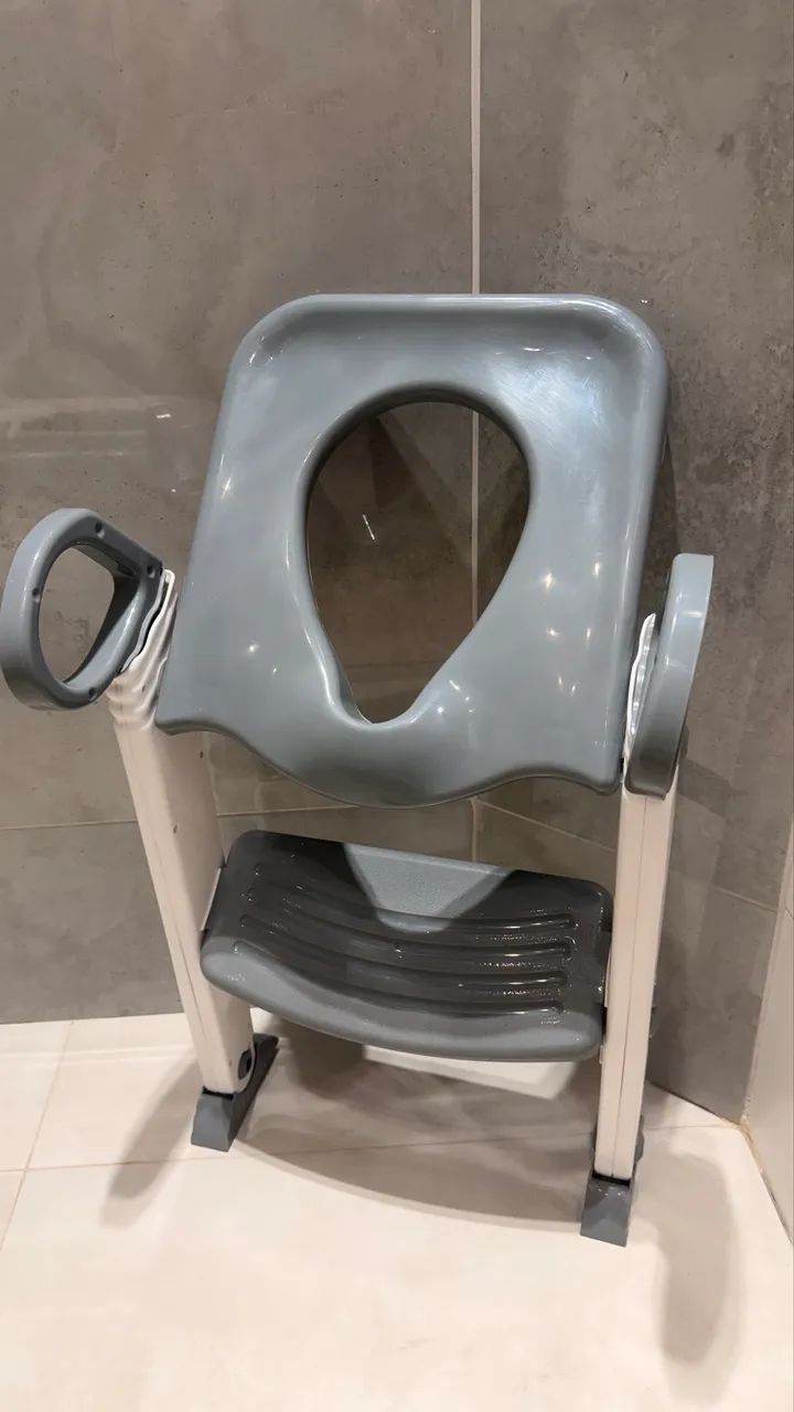 Redutor de assento de vaso sanitário com escada