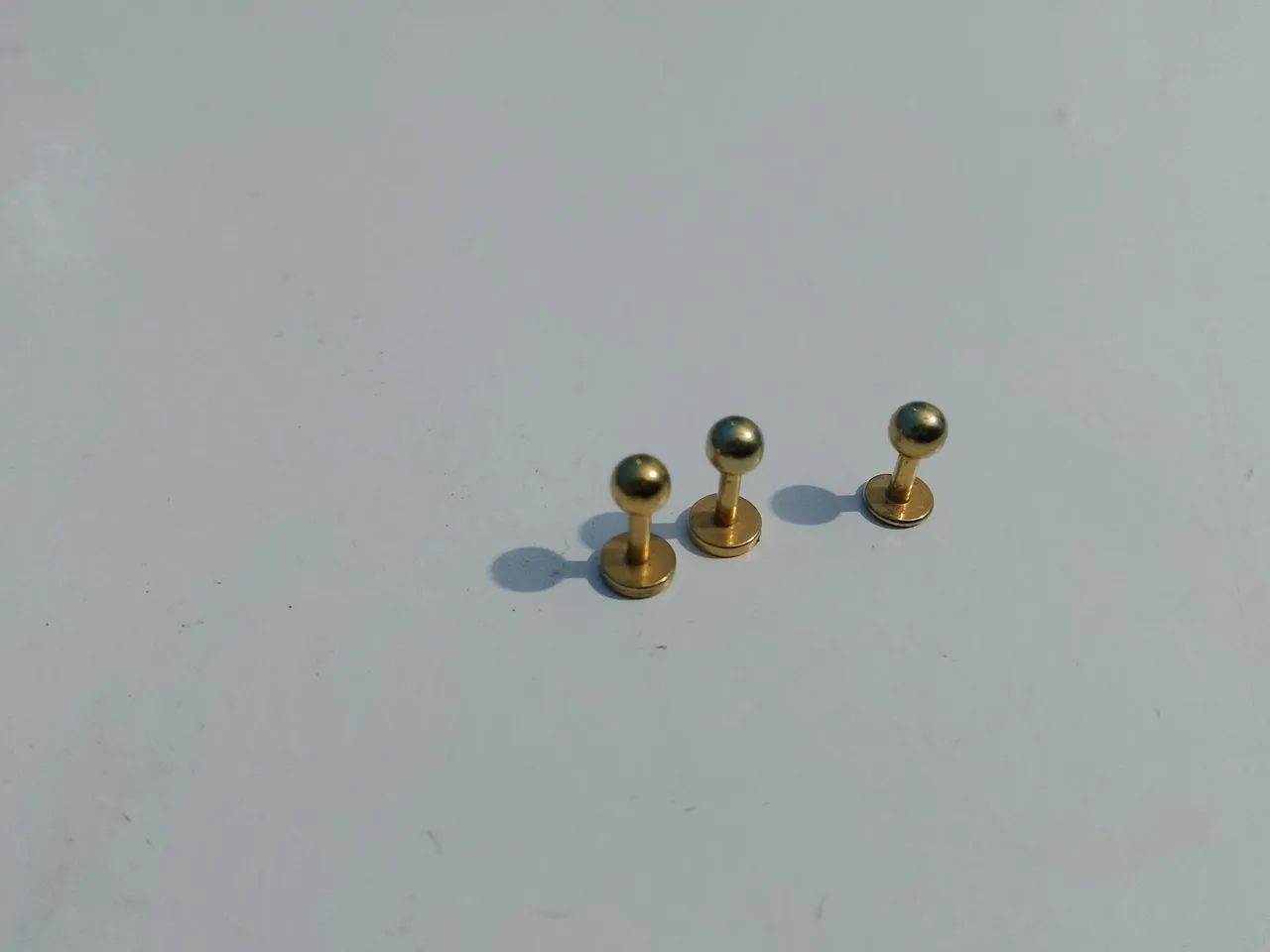 Kit 3 piercings labret dourado  - Foto 3