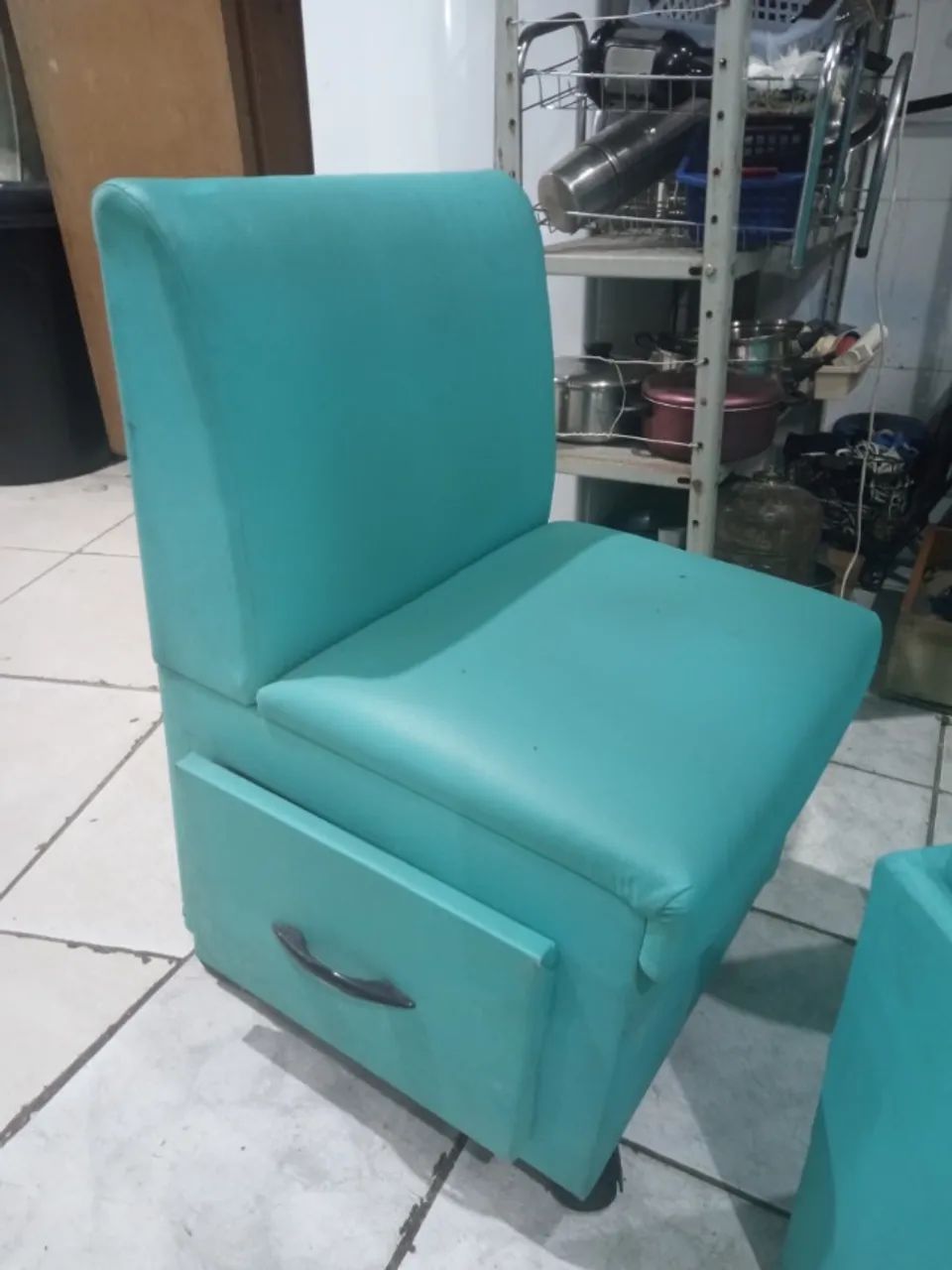 (Cód 049) Conjunto Pedicure com Poltranas e Puff tudo bem conservado  - Foto 3