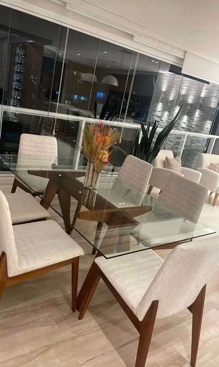 Mesa de madeira com tampo de vidro