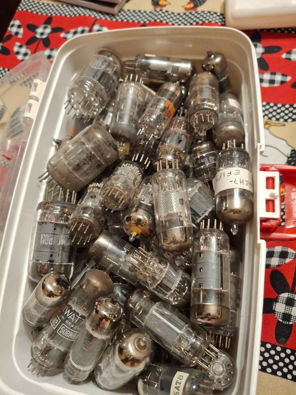 LOTE COM 90 VÁLVULAS DIVERSAS DE TVS ANTIGAS  - Foto 5