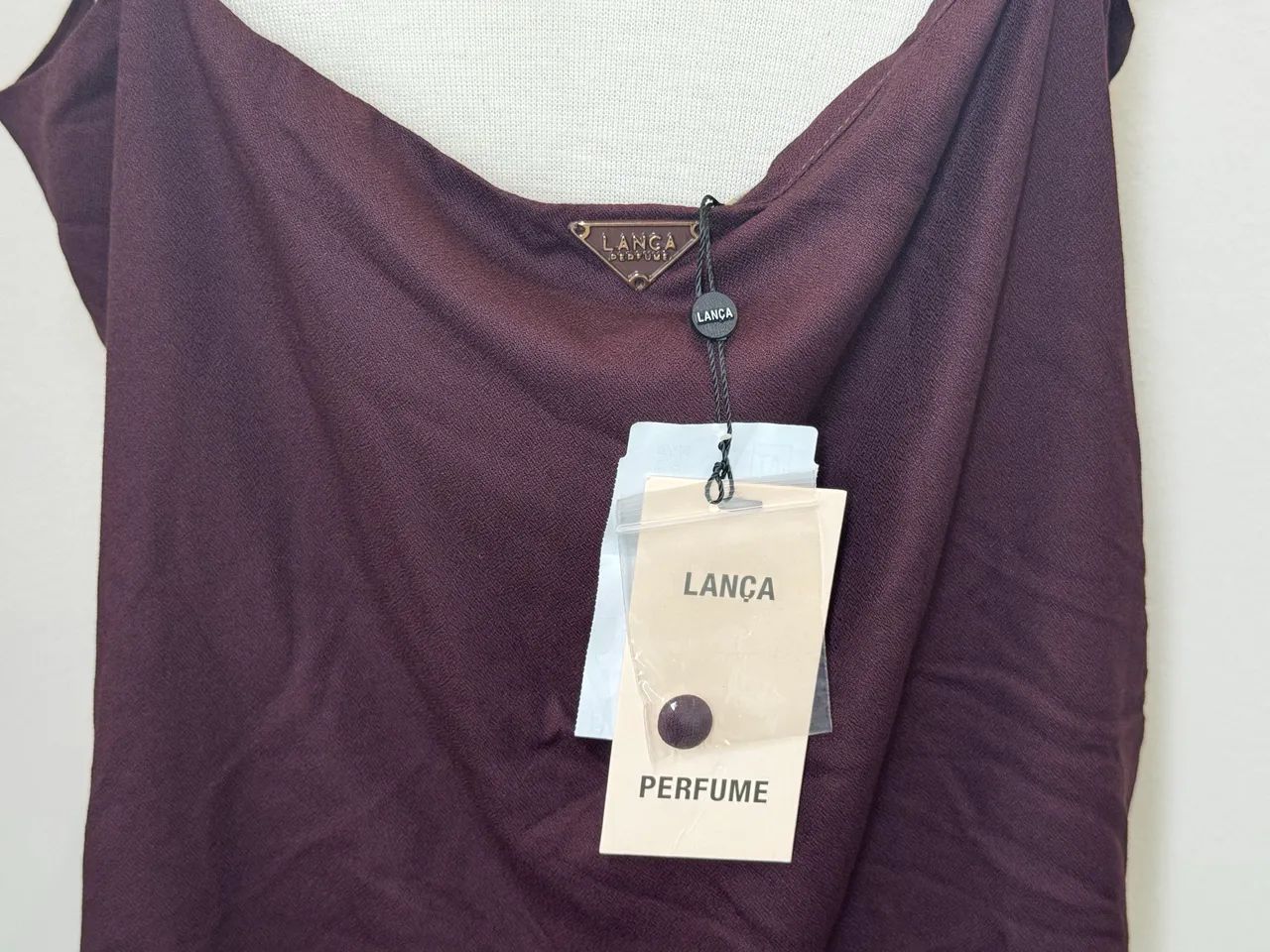 Blusa bordô com botões - Labça perfume  - Foto 4