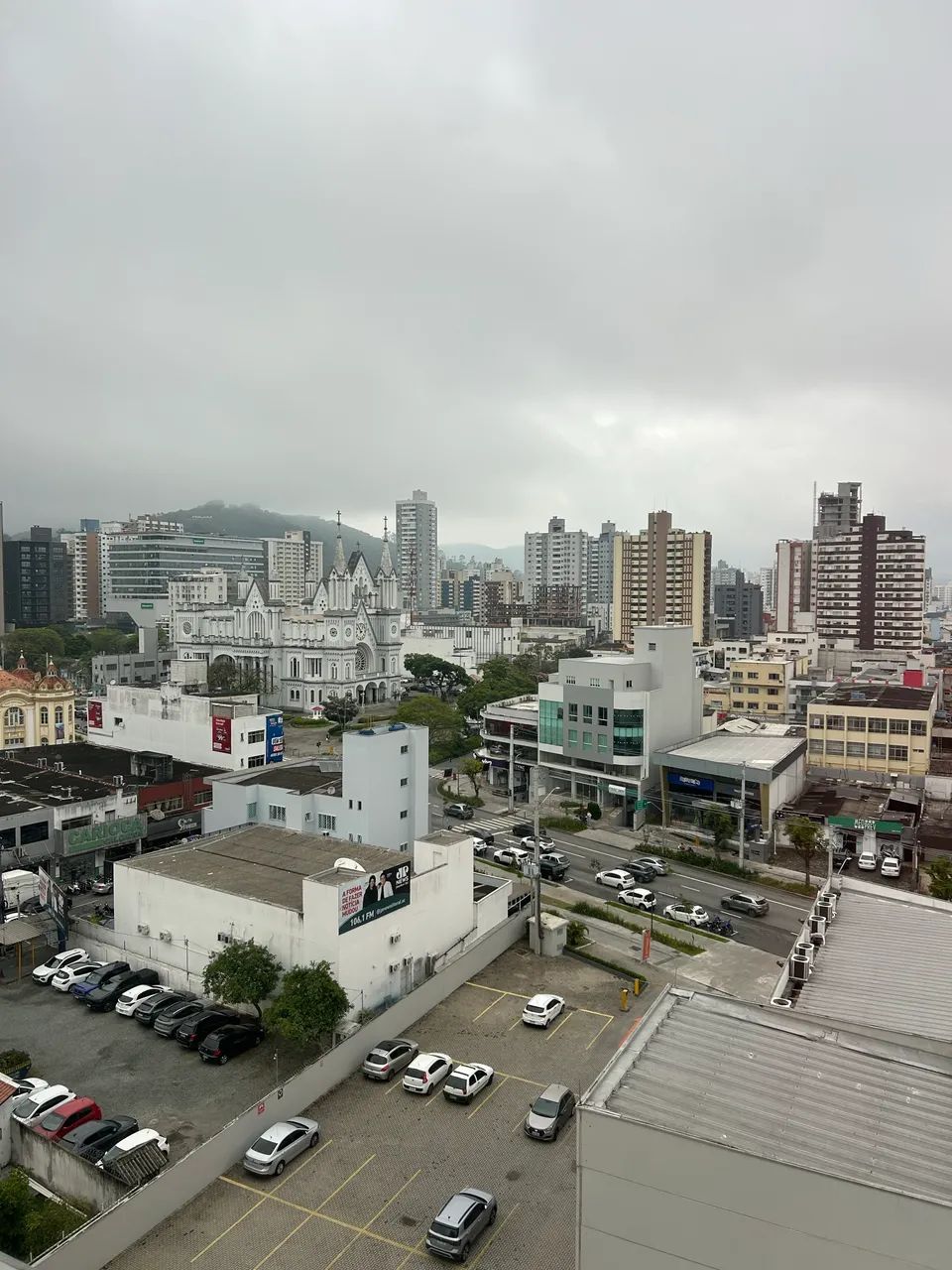 Alugo sala comercial com garagem no centro de Itajaí  - Foto 2