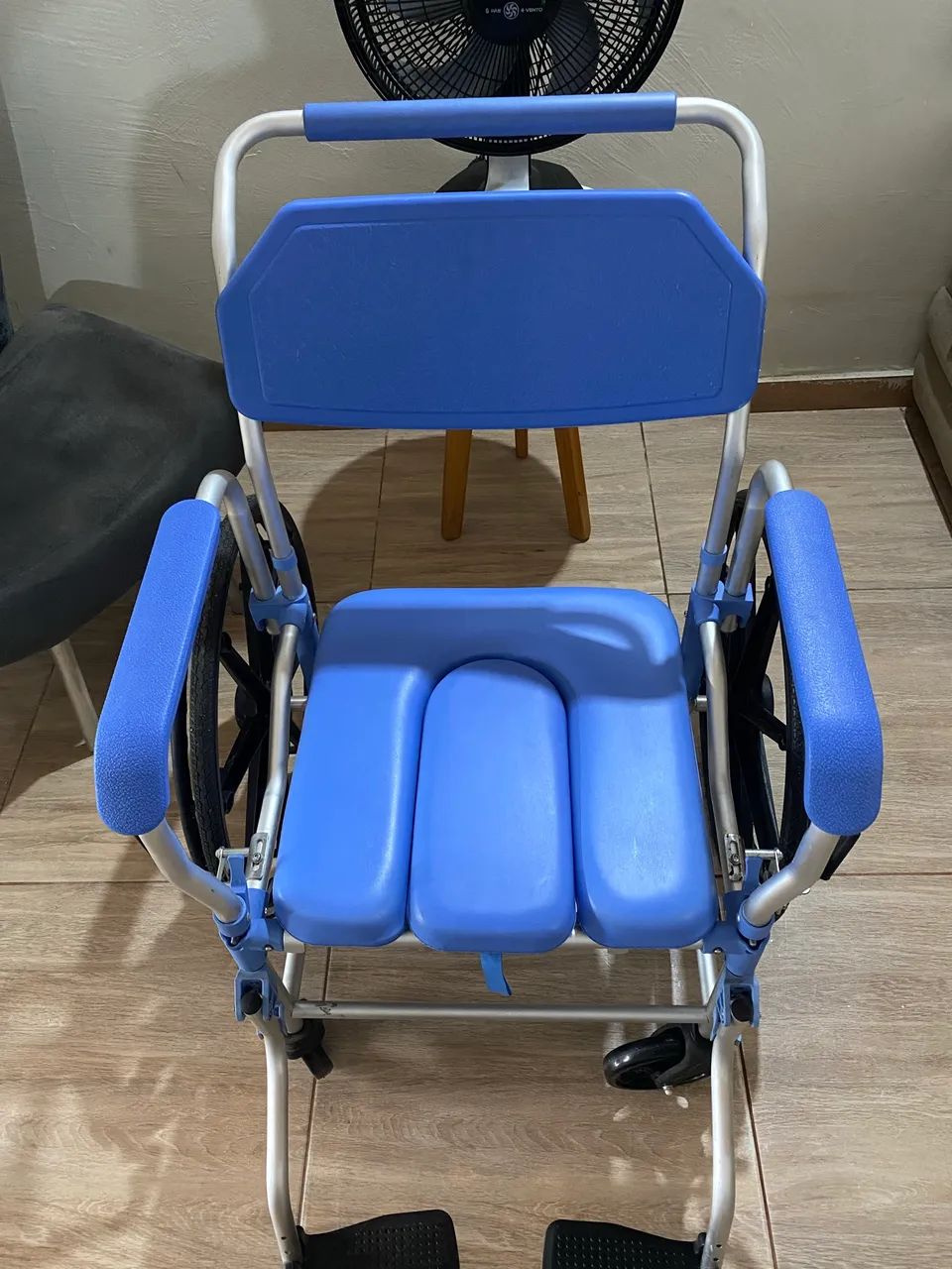 Cadeira de Banho 150kg Com Aro Propulsão Alumínio Dellamed - Foto 3