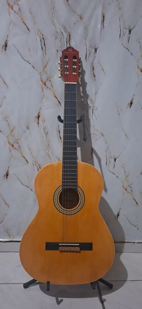 Belo violão acústico harmonics