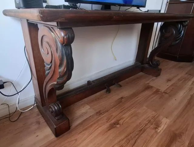APARADOR COM PÉS DE PIANO