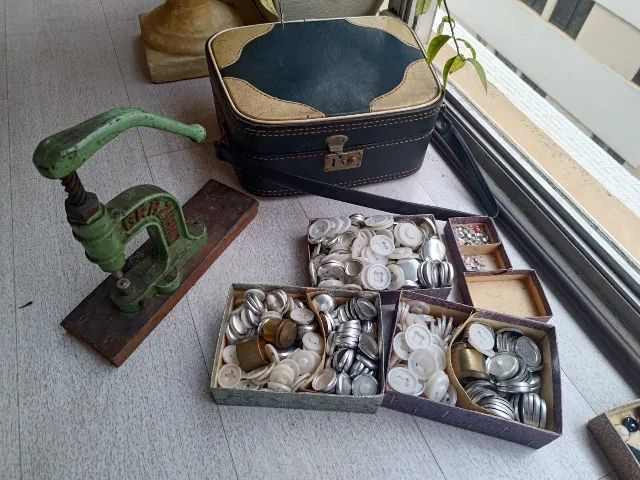 Kit Vintage Maquina Balancim Graziano + Maleta Retrô e Lote de Matrizes/Botões Cardenas - Foto 2