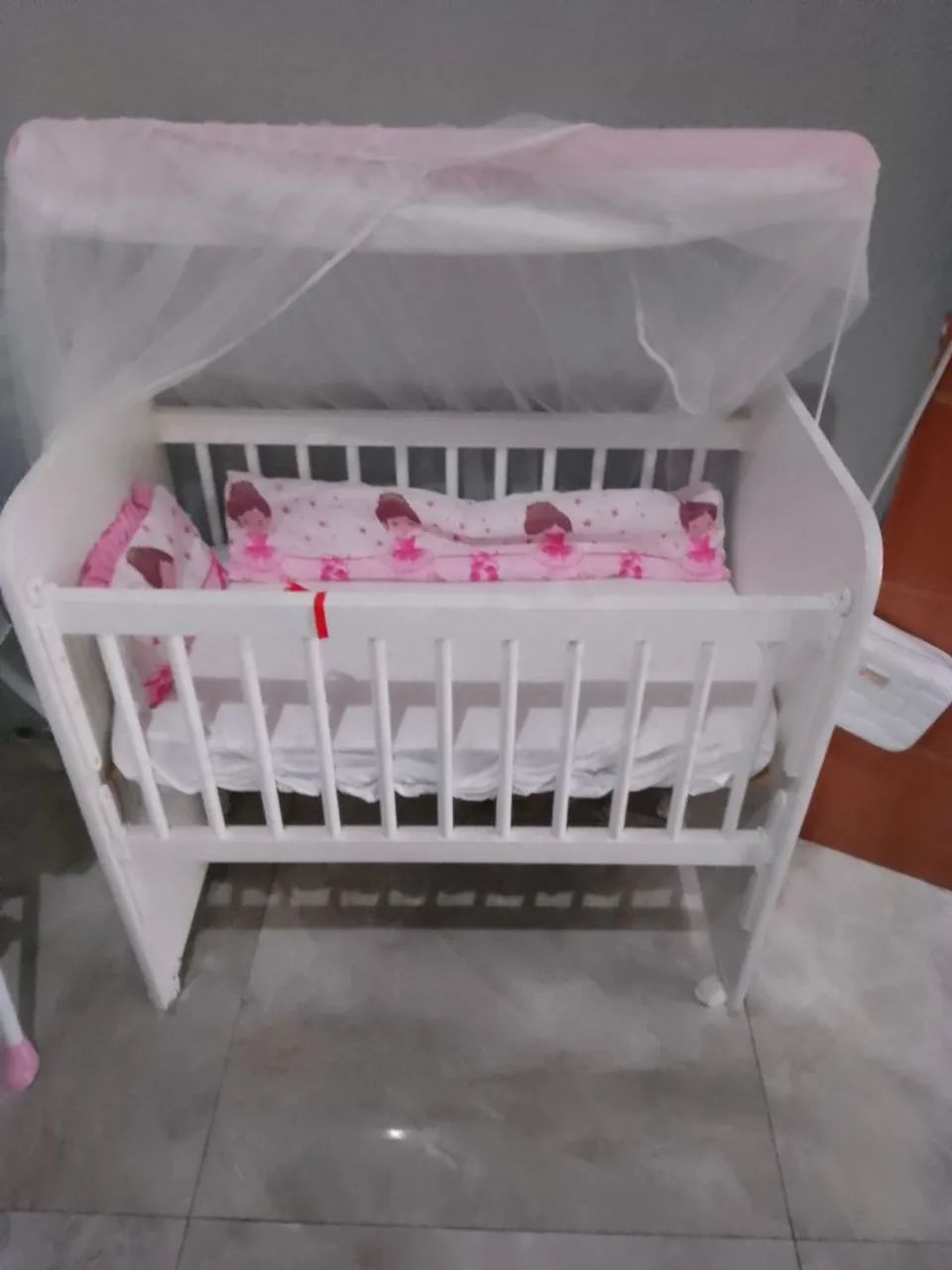 Mini berço portátil com rodinhas  - Foto 2