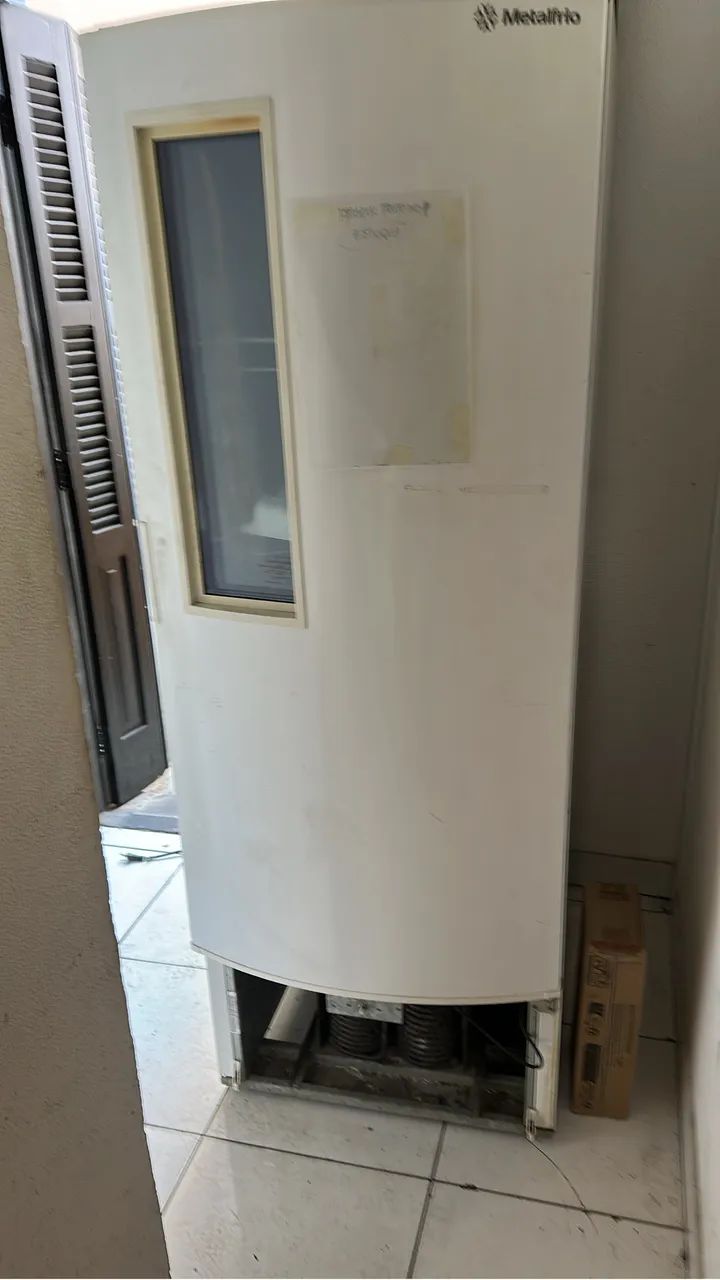 Freezer vertical Metalfrio (compressor danificado) - Foto 2