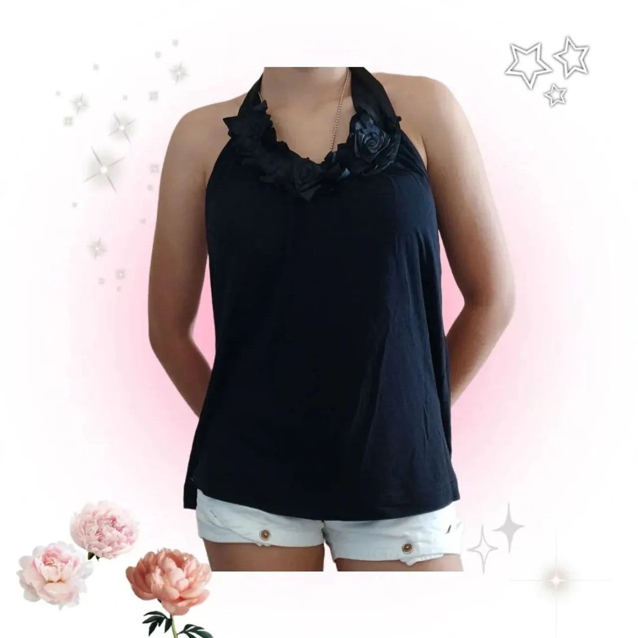 blusa com amarração de cetim e detalhe de flor