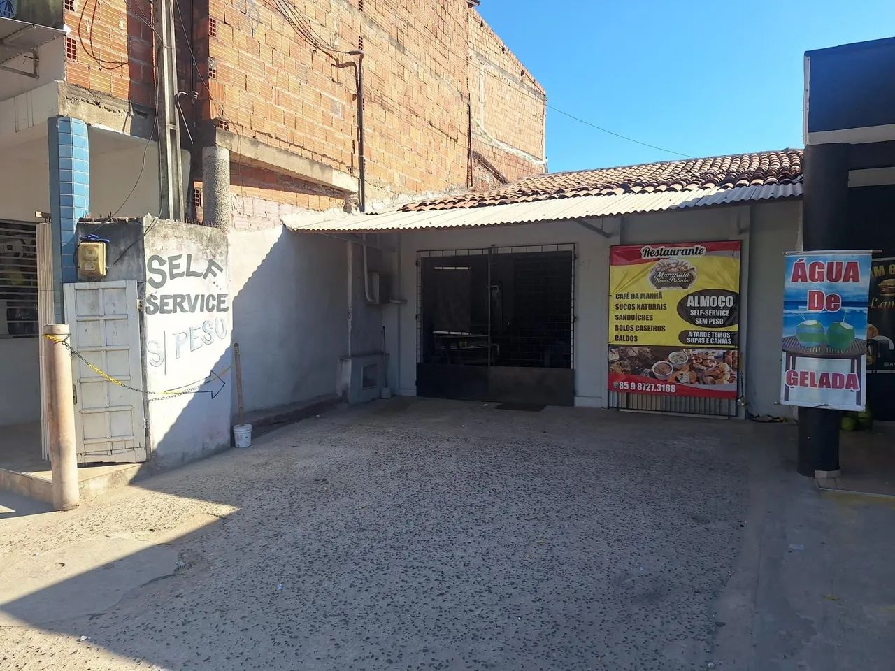 Casa comercial nas Cajazeiras com 1 suíte, cozinha e quintal