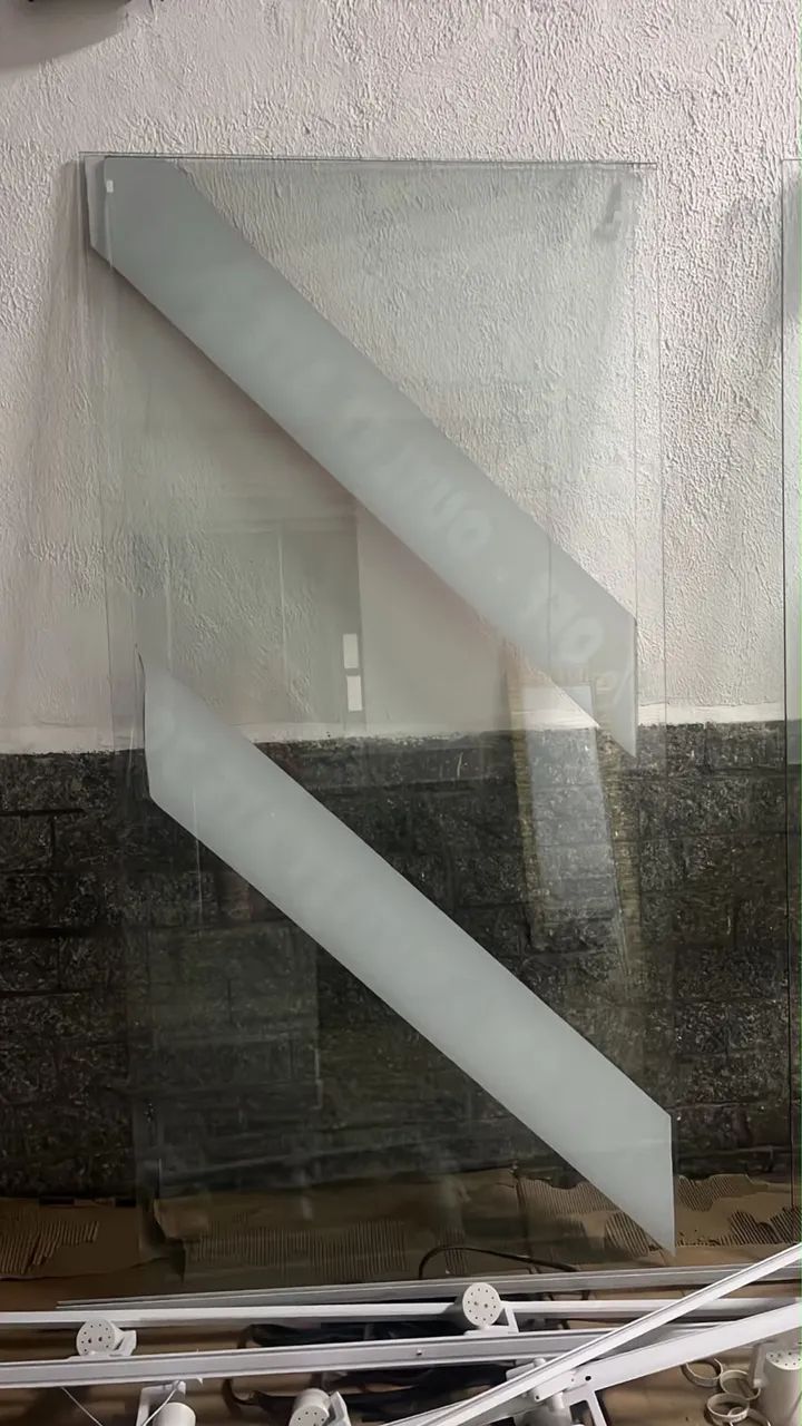 4 vidros sendo 1 porta