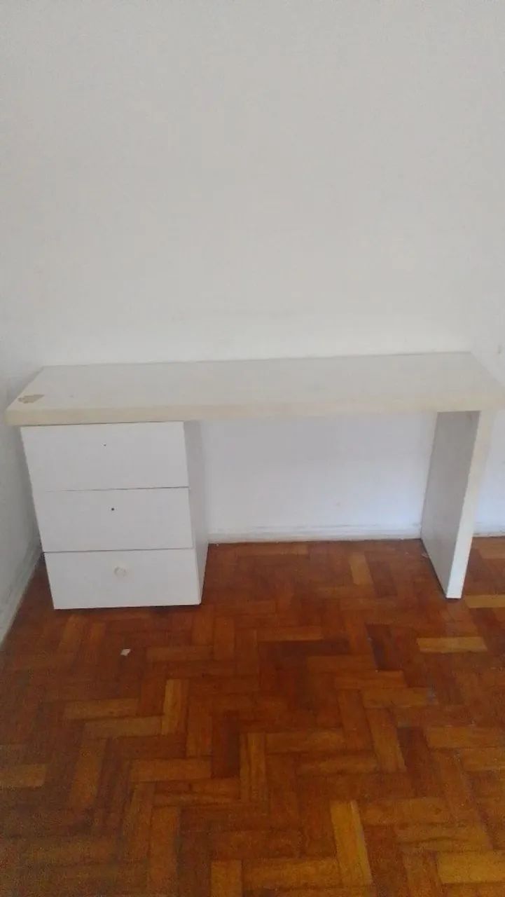 Mesa branca com 3 gavetas