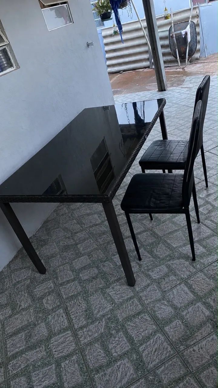 Vendo uma mesa de vidro usada com 4 cadeiras - Foto 2