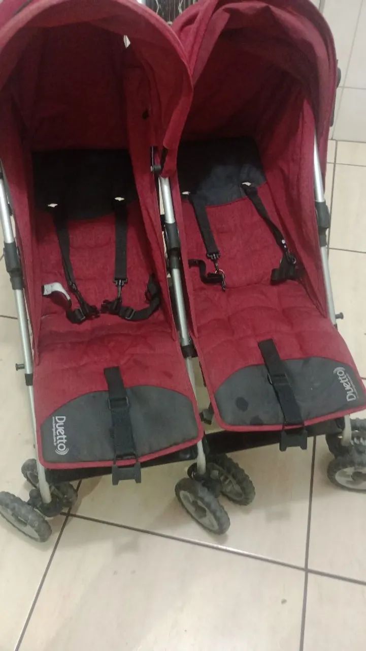 Carrinho de bebê gêmeos 