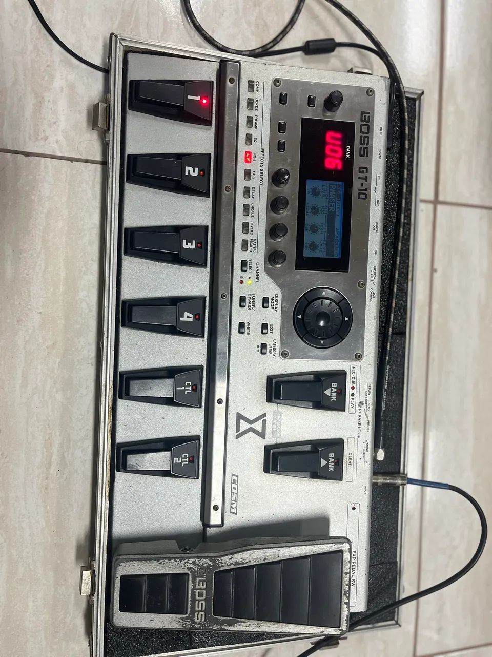 Pedaleira BOSS GT10 usada e bom preço
