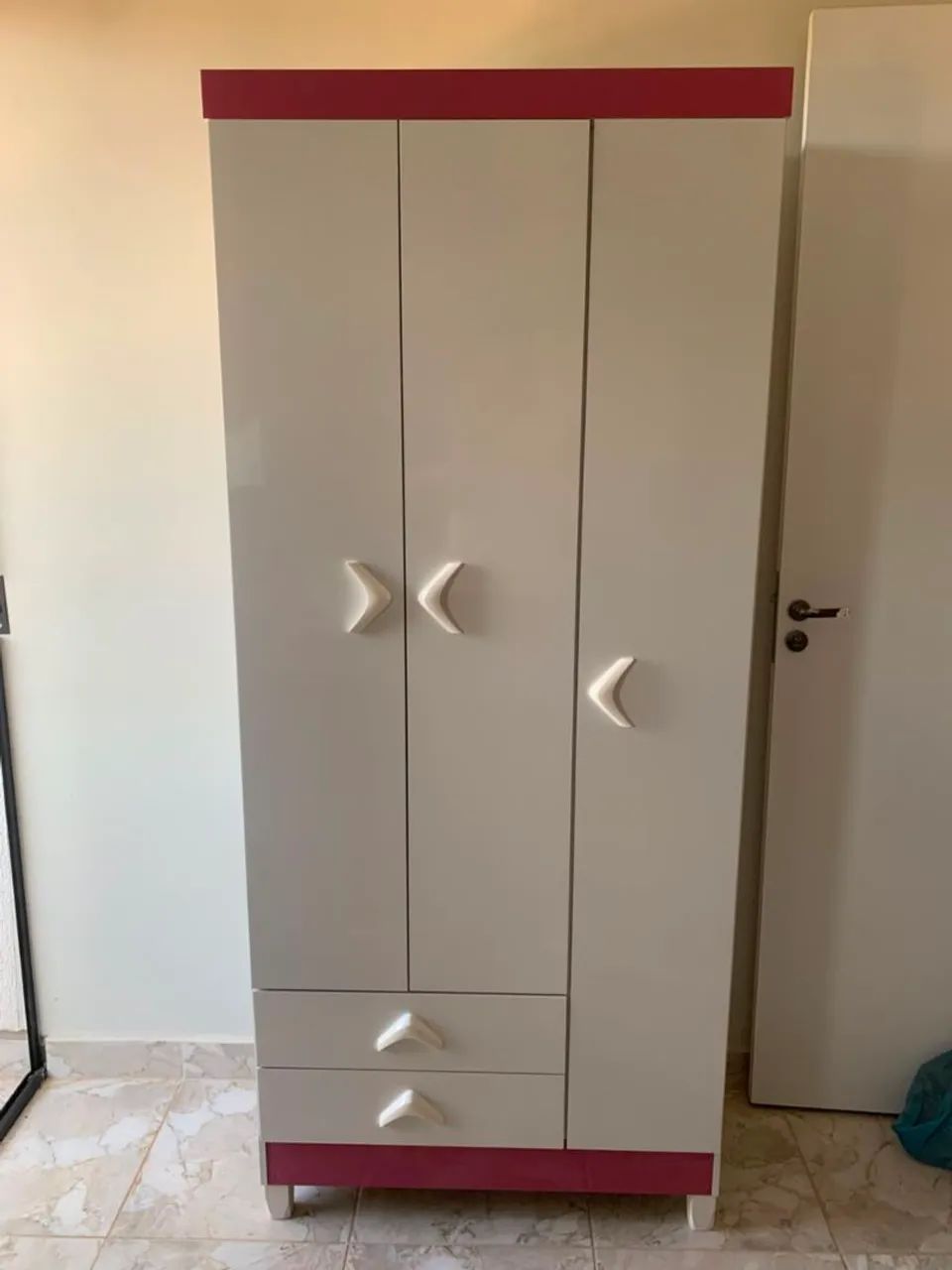 Guarda roupa de 3X portas infantil atualle novo 