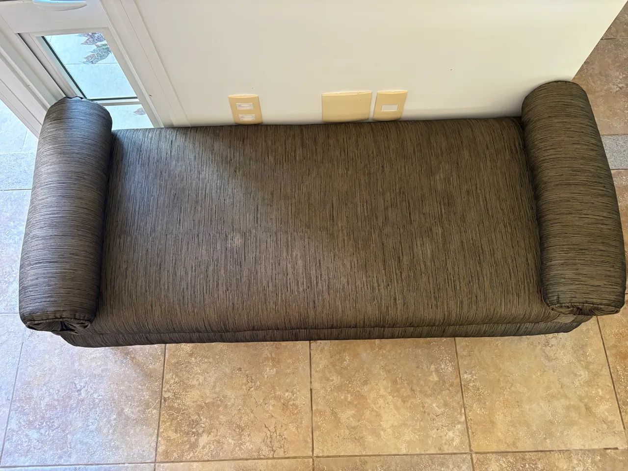 Chaise Longue Estofada em Tafetá com Pés de Metal - Foto 3