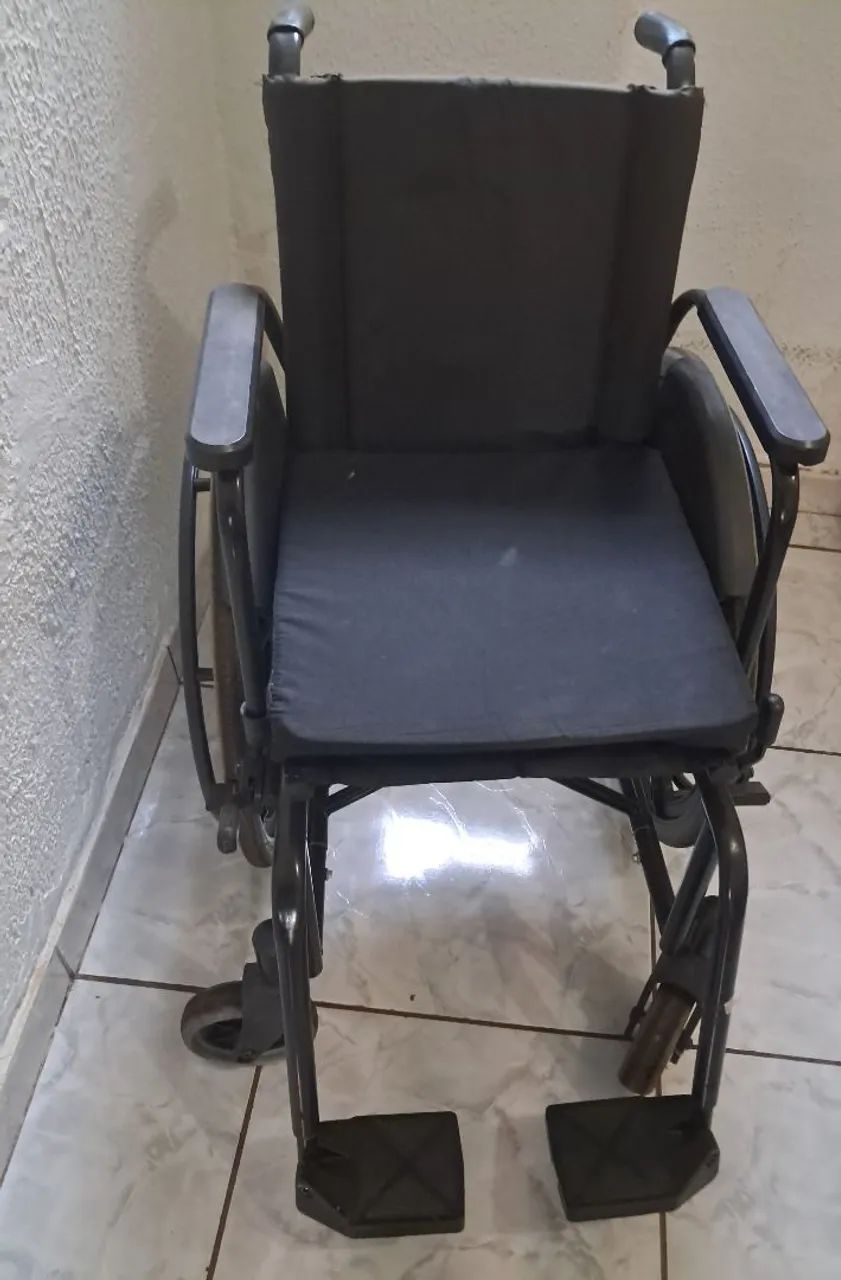 Cadeira de rodas e cadeira de banho