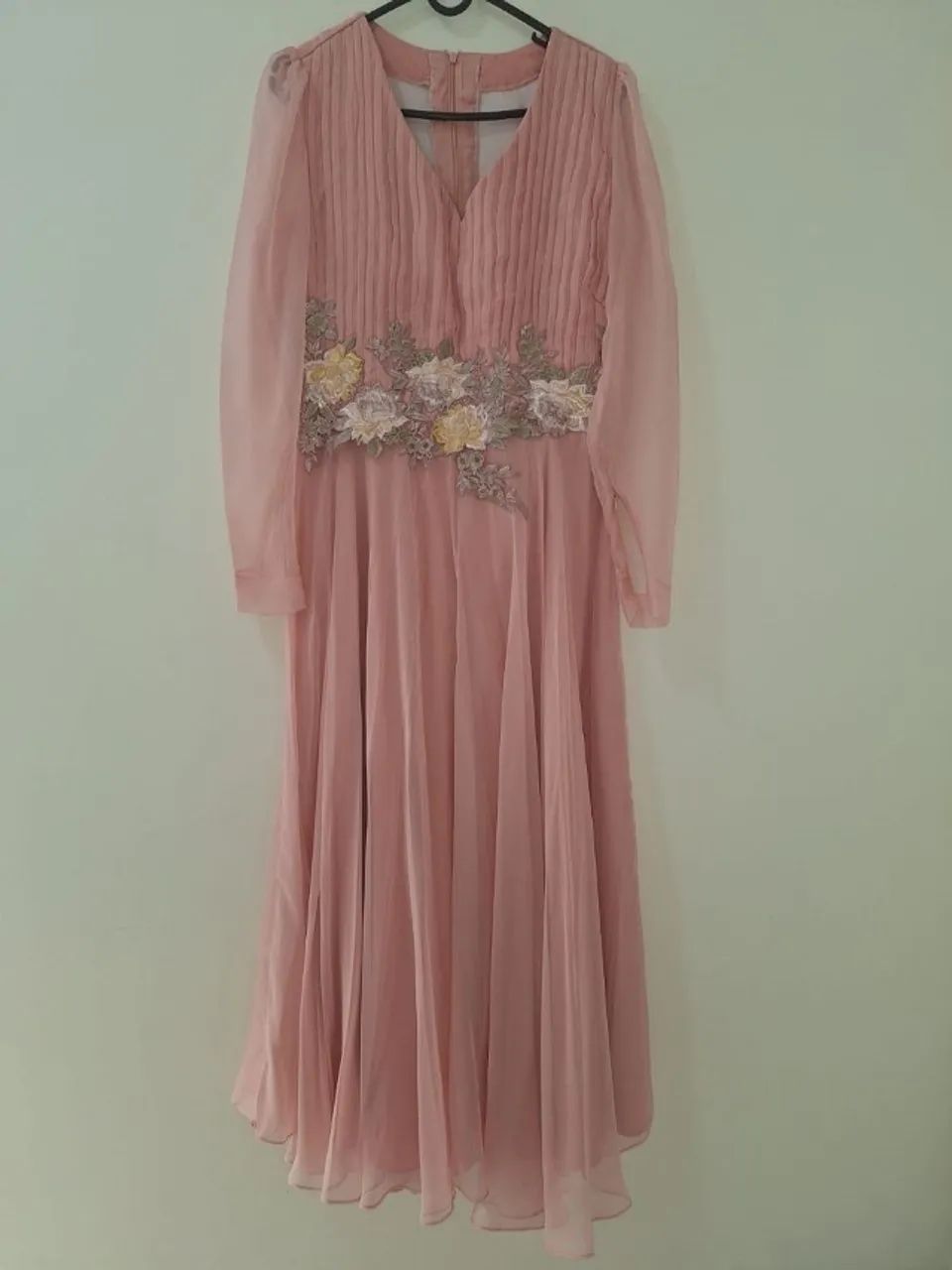 vestido rosa manga longa