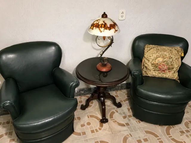 Jogo de Poltronas Clássicas - Elegância e Conforto