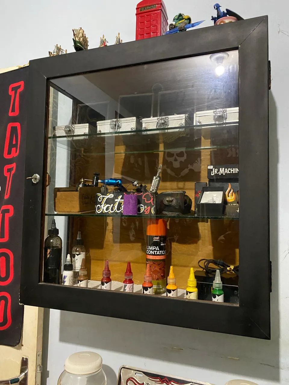 Vitrine de madeira com vidro medindo 60 por 58 cm  - Foto 4