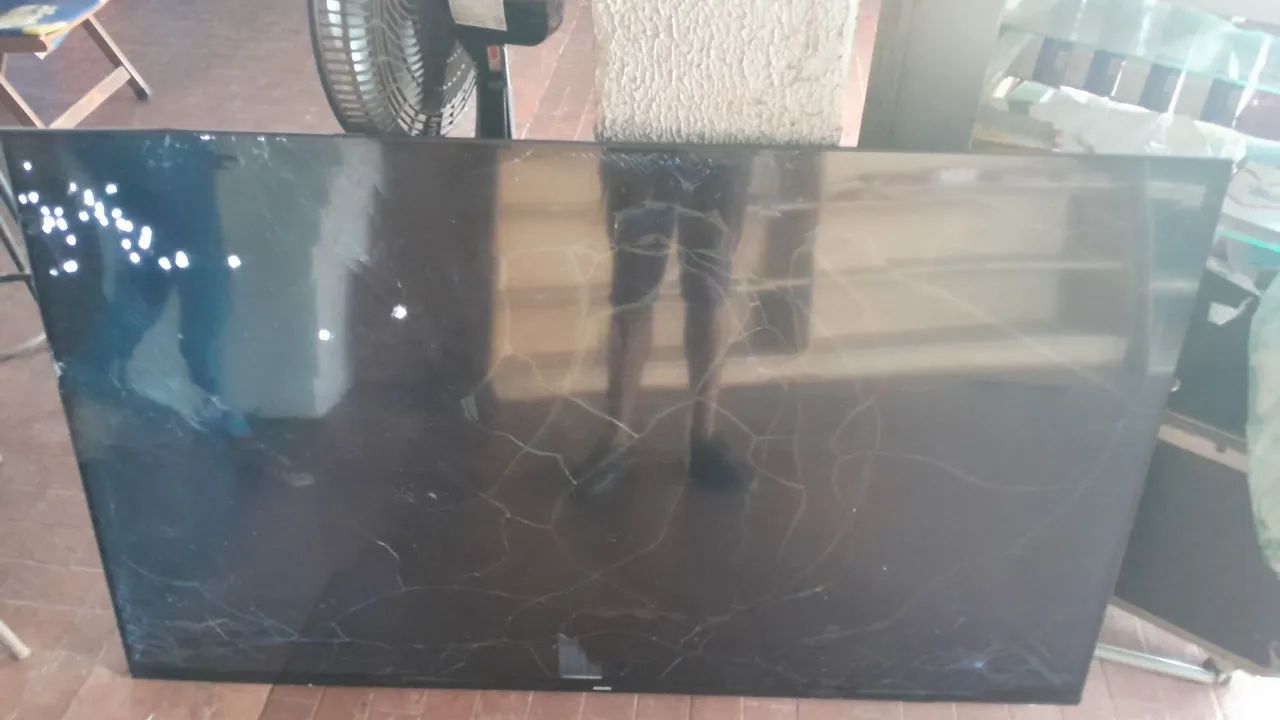 Vendo 02 tv com tela trincada 55 e 65 polegadas  - Foto 4
