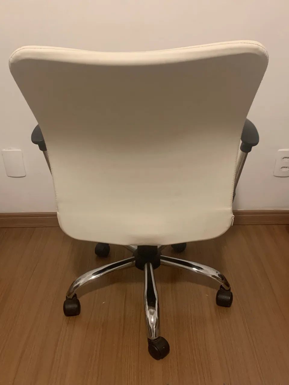 Cadeira de escritório branca com ajuste  - Foto 2