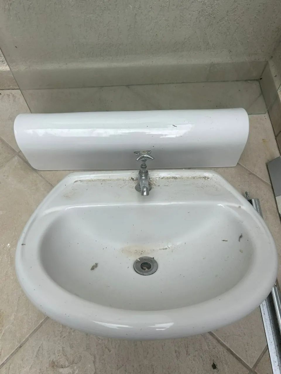 Lavatório com torneira