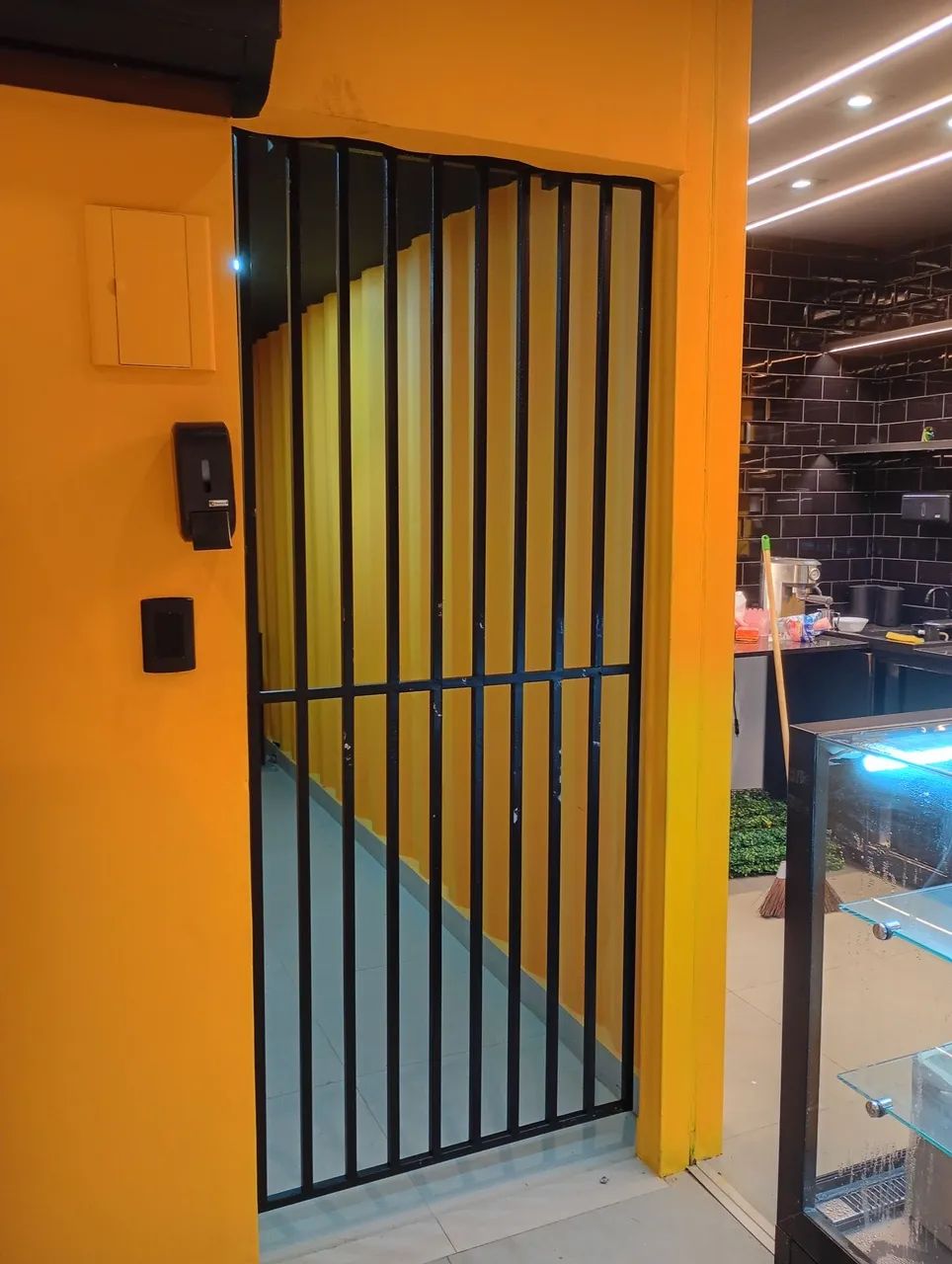 Fabricação de portão e grade e reformas e pintura  - Foto 2