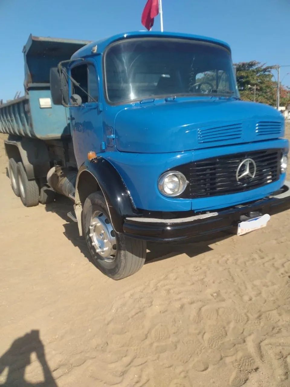 Caminhão caçamba 