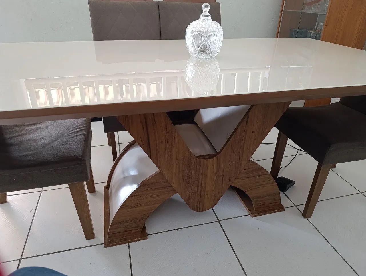 Mesa laqueada com tampo de vidro e 6 cadeiras - Foto 2