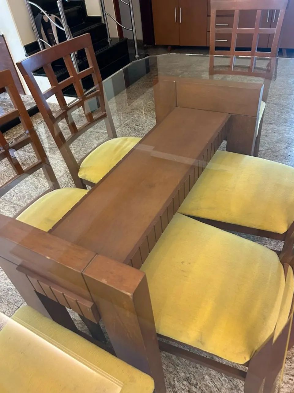 Jogo de mesa de madeira com 6 cadeiras, tampo de vidro temperado e buffet - Foto 2