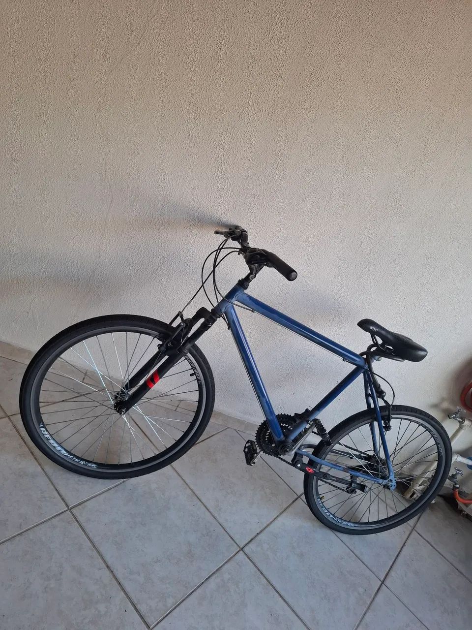 Bicicleta aro 26 com marchas e amortecedor e pneus novos - Foto 3