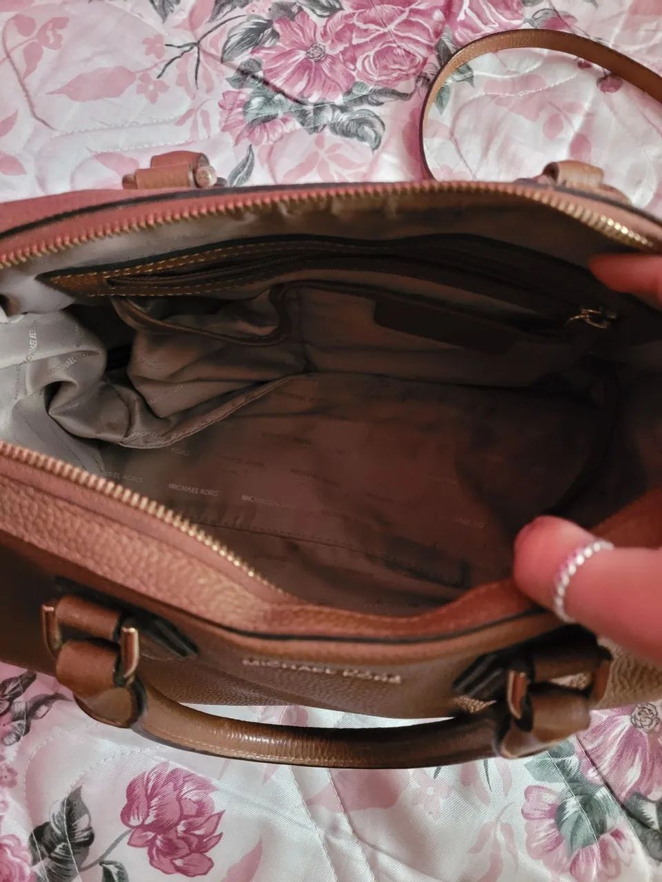 bolsa Michael Kors Mercer Medium Duffle em couro legítimo marrom - Foto 2
