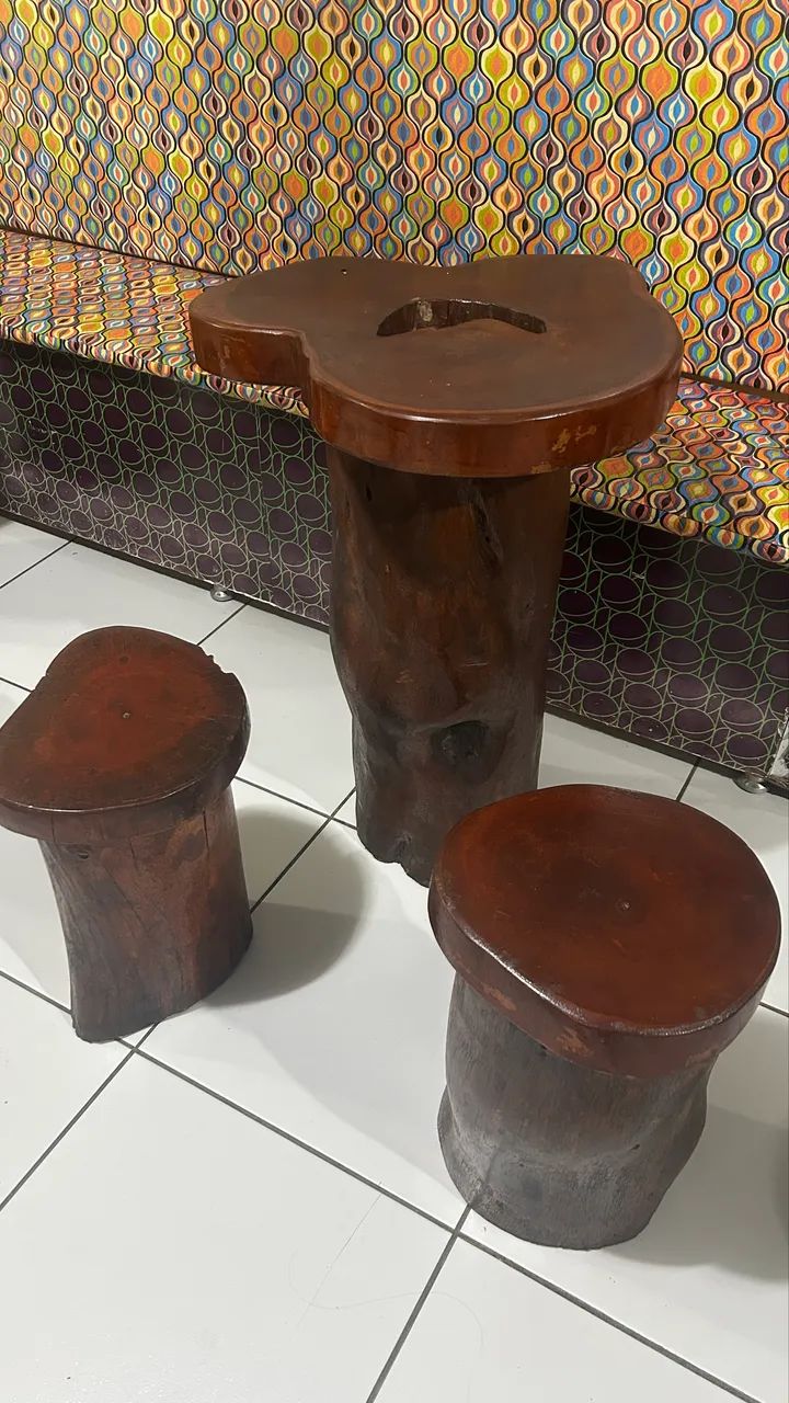 Vendo mesa + 4 bancos massaranduba