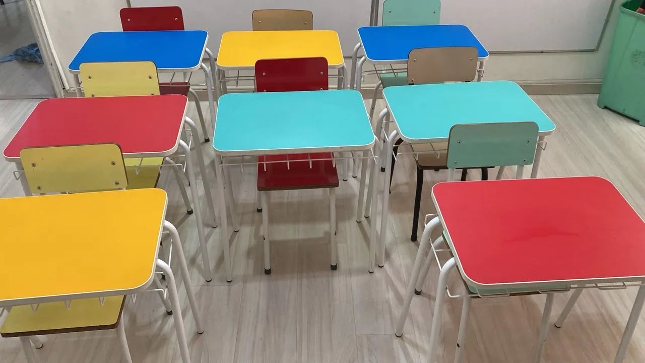 8 mesas e 8 cadeiras escolares 