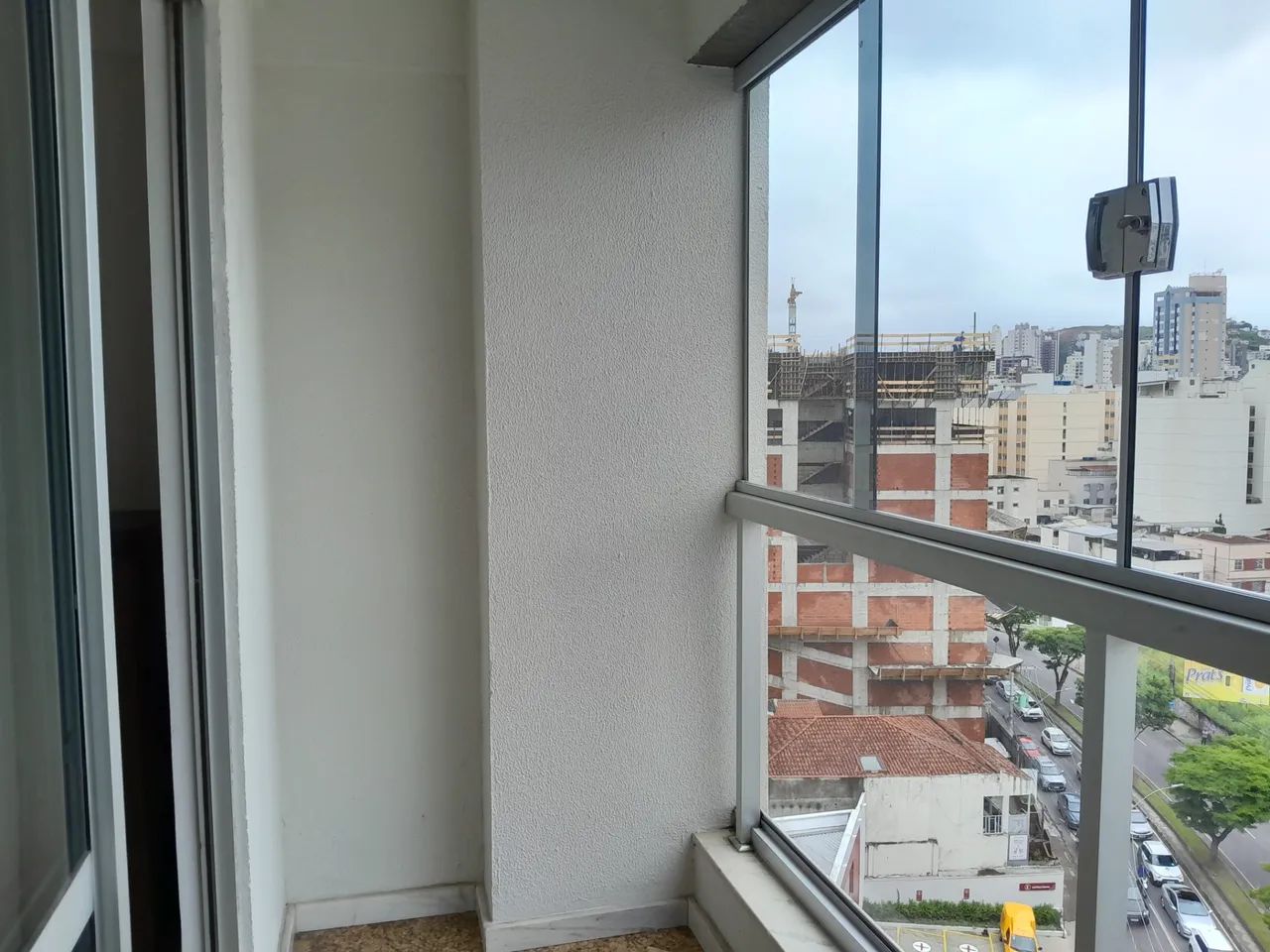 Mobiliado, com varanda e vaga para locação - Foto 2