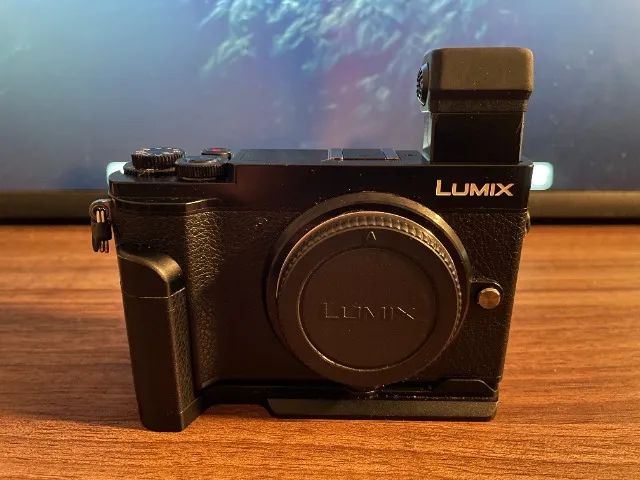 Câmera Panasonic Lumix GX9 + grip JJC + 2 baterias extras - Foto 5