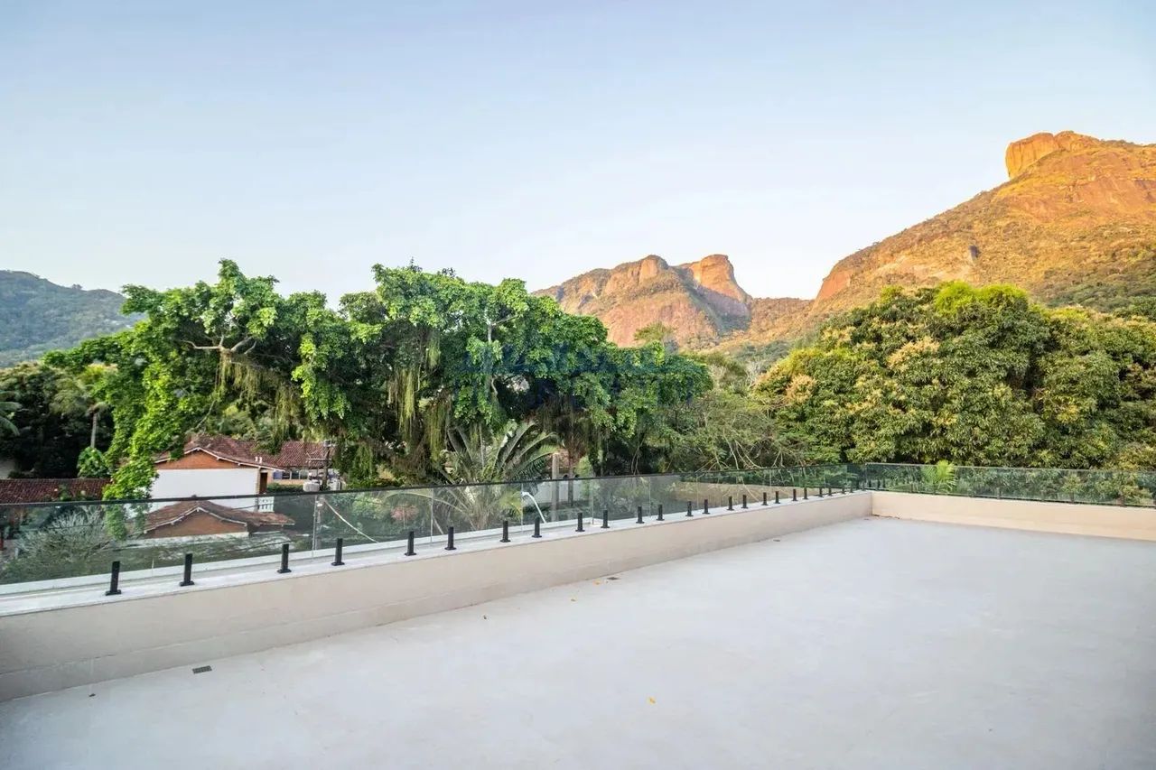 Casa com 713m², vista Pedra da Gávea, 5 suites no melhor condomínio do Itanhangá 2