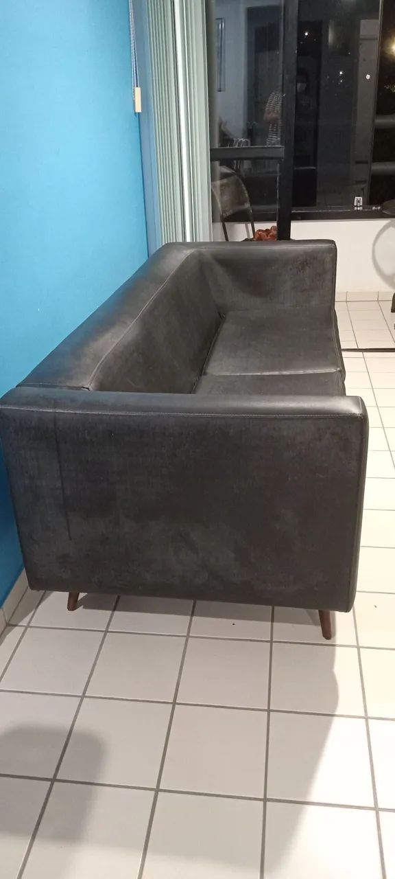 Sofá  revestido com courvin com pés  de madeira  - Foto 2