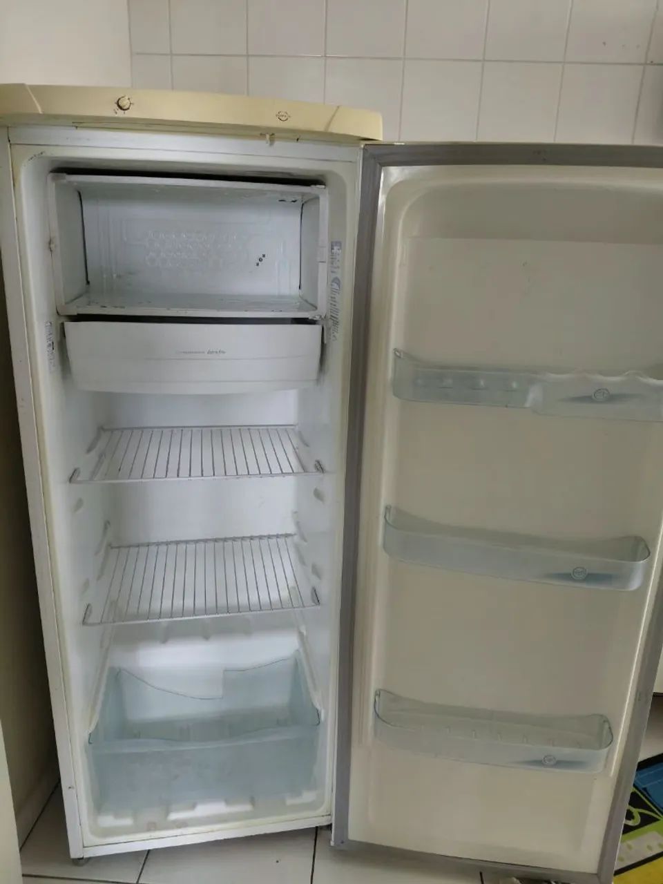 Geladeira Electrolux 240L - Foto 4